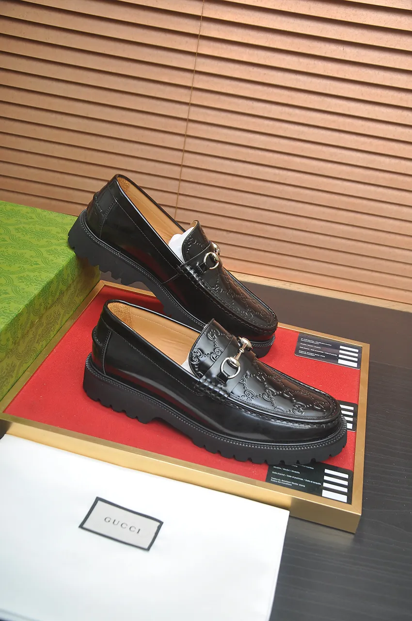 Men's shoes💰560💶Italy's top luxury men's shoe giant (GUCCI) (Gucci) (full cowhide lining) new arrival🍃Original European style🔰 Pleasant to the eye😍In order to make the shoes more durable and non-deformable🌀The production continues to follow traditional methods but there is still no lack of innovation💪Choose original sheepskin for the leather♻️ Smooth and natural And extra bright ⭐Made of imported cowhide, the first choice of rich people 38-45 (45 customized)